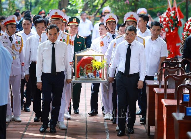Thủ tướng Lê Minh Hưng và Bí thư Thành ủy TP Hồ Chí Minh Trần Lưu Quang đưa hài cốt liệt sĩ tại Công viên Lê Thị Riêng, phường Hòa Hưng, T.P Hồ Chí Minh về nơi quy tập. Ảnh: Dương Giang-TTXVN