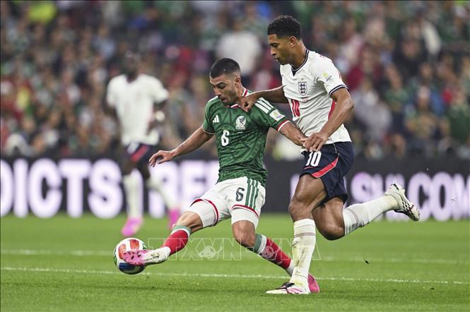 Pha tranh bóng giữa cầu thủ Jude Bellingham (phải) đội tuyển Anh và Erik Lira đội tuyển Mexico. Ảnh: THX/TTXVN phát