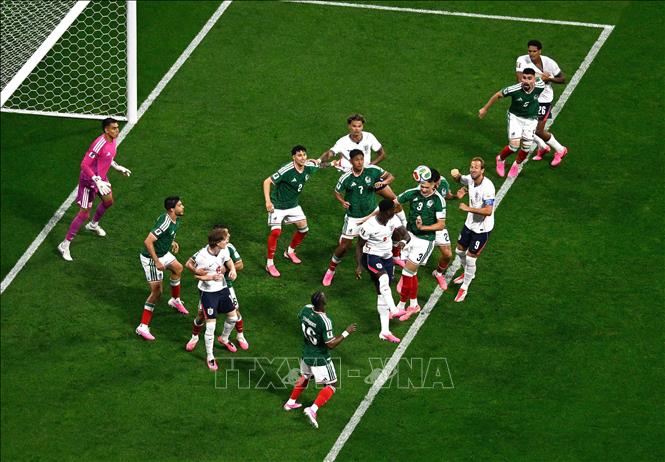 Pha tranh bóng giữa các cầu thủ Anh và Mexico. Ảnh: THX/TTXVN phát