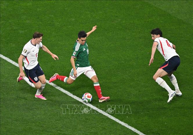 Cầu thủ Mexico Gilberto Mora kiểm soát bóng trong vòng vây của các cầu thủ Anh. Ảnh: THX/TTXVN phát