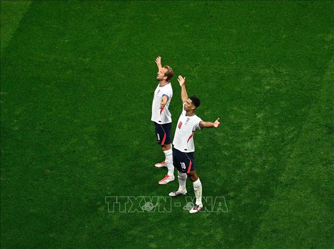 Cầu thủ Jude Bellingham (phải) và Harry Kane đội tuyển Anh ăn mừng bàn thắng vào lưới đội tuyển Mexico. Ảnh: THX/TTXVN phát