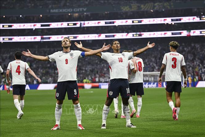 Cầu thủ Jude Bellingham (phải) và Harry Kane đội tuyển Anh ăn mừng bàn thắng vào lưới đội tuyển Mexico. Ảnh: THX/TTXVN phát