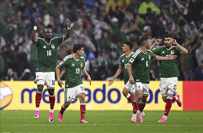 Các cầu thủ Mexico ăn mừng bàn thắng rút ngắn cách biệt 1-2 của Julian Quinones ở phút 42. Ảnh: THX/TTXVN phát