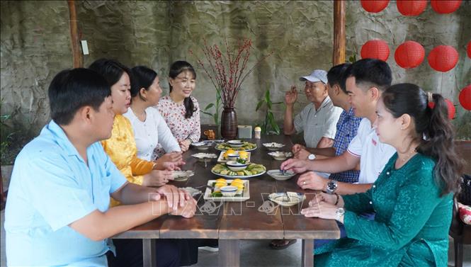 Du khách thưởng thức các món ăn chế biến từ xoài tại điểm du lịch The Mango Trail Farmstay ở xã Mỹ Thọ, tỉnh Đồng Tháp. Ảnh: Nhựt An - TTXVN