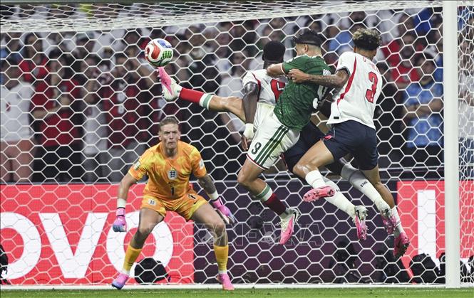 Pha không chiến giữa cầu thủ Raul Jimenez (thứ 2, phải) của Mexico với Marc Guehi (thứ 2, trái) và Nico O'Reilly đội tuyển Anh. Ảnh: THX/TTXVN phát