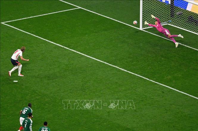 Trên chấm phạt đền, tiền đạo Harry Kane ghi bàn thắng nâng tỉ số lên 3-1 cho đội tuyển Anh ở phút 60. Ảnh: THX/TTXVN phát