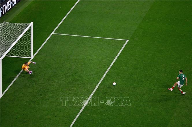 Trên chấm phạt đền, cầu thủ Raul Jimenez ghi bàn thắng rút ngắn cách biệt 2-3 cho đội tuyển Mexico ở phút 69. Ảnh: THX/TTXVN phát