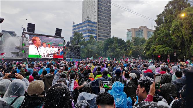 Đông đảo người hâm mộ tập trung tại khu vực Fan Fest trên đại lộ Paseo de la Reforma, thủ đô Mexico City, để theo dõi và cổ vũ đội nhà trong trận đấu với tuyển Anh. Ảnh: Phương Lan - PV TTXVN tại Mexico