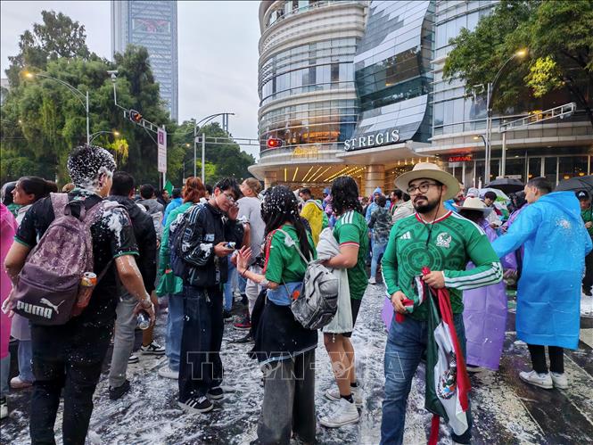 Người hâm mộ trong trang phục đội tuyển Mexico tập trung tại khu vực Fan Fest trên đại lộ Paseo de la Reforma để cổ vũ đội nhà. Ảnh: Phương Lan - PV TTXVN tại Mexico