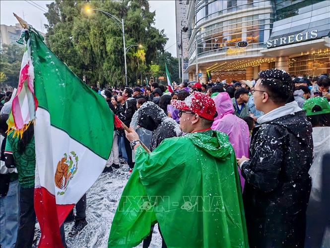 Quốc kỳ Mexico trở thành biểu tượng của sự đoàn kết và niềm tin mà người hâm mộ dành cho đội tuyển trong suốt hành trình tại World Cup 2026. Ảnh: Phương Lan - PV TTXVN tại Mexico