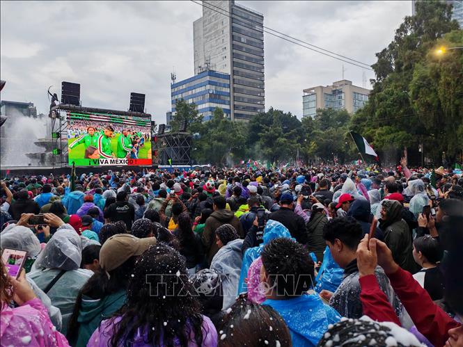 Hàng chục nghìn người hâm mộ đổ về khu vực Fan Fest trên đại lộ Paseo de la Reforma, thủ đô Mexico City để theo dõi cuộc đối đầu giữa Mexico và Anh tại vòng 1/8 World Cup 2026. Ảnh: Phương Lan - PV TTXVN tại Mexico