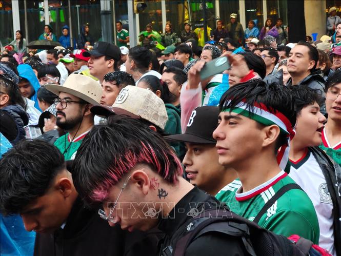 Nỗi thất vọng hiện rõ trên gương mặt người hâm mộ Mexico khi đội tuyển Anh vượt lên dẫn trước. Ảnh: Phương Lan - PV TTXVN tại Mexico