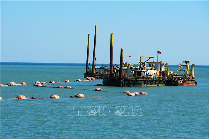 Chủ đầu tư cùng các nhà thầu đang tăng tốc thi công, đẩy nhanh tiến độ để đưa bến số 1 và bến số 2 vào khai thác. Ảnh: Tường Vi - TTXVN