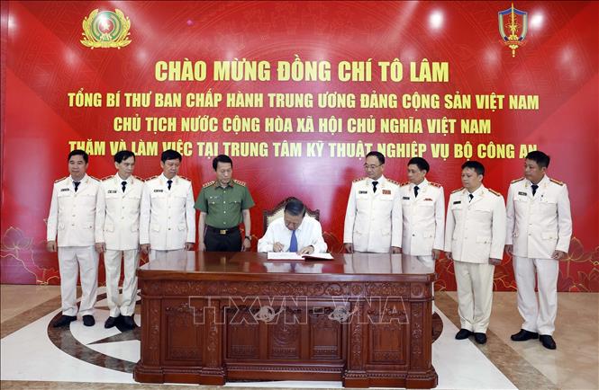 Tổng Bí thư, Chủ tịch nước Tô Lâm ghi sổ lưu niệm. Ảnh: Thống Nhất – TTXVN