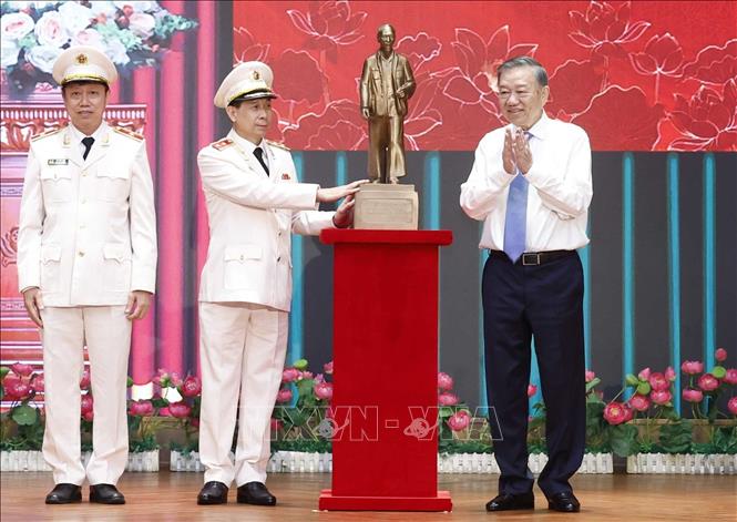 Tổng Bí thư, Chủ tịch nước Tô Lâm trao tặng bức tượng Chủ tịch Hồ Chí Minh cho Trung tâm Kỹ thuật nghiệp vụ (Bộ Công an). Ảnh: Thống Nhất – TTXVN