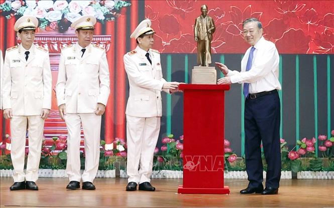 Tổng Bí thư, Chủ tịch nước Tô Lâm trao tặng bức tượng Chủ tịch Hồ Chí Minh cho Trung tâm Kỹ thuật nghiệp vụ (Bộ Công an). Ảnh: Thống Nhất – TTXVN