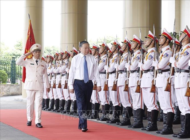 Tổng Bí thư, Chủ tịch nước Tô Lâm duyệt Đội danh dự Công an nhân dân. Ảnh: Thống Nhất – TTXVN
