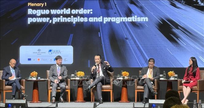 Phiên thảo luận chủ đề “Trật tự thế giới bất thường: Quyền lực, nguyên tắc và chủ nghĩa thực dụng” tại APR 2026.
Ảnh: Viên Luyến – Phóng viên TTXVN tại Malaysia
