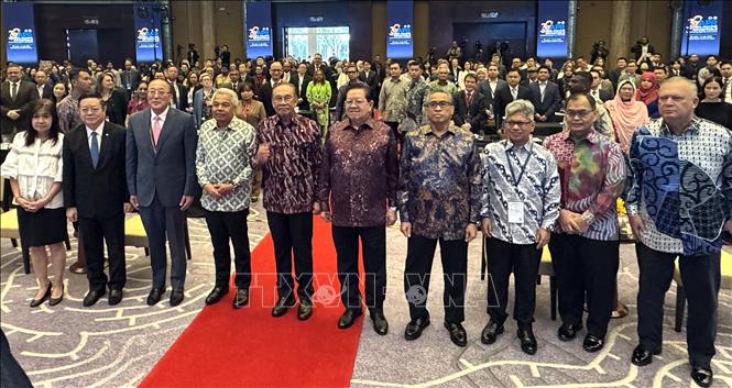 Tổng thư ký ASEAN Kao Kim Hourn (thứ hai từ trái) và Thủ tướng Malaysia Anwar Ibrahim (thứ năm từ trái) và các đại biểu tại APR 2026. Ảnh: Viên Luyến – Phóng viên TTXVN tại Malaysia
