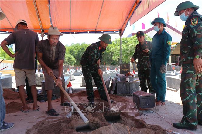 Lực lượng quân đội thực hiện lấy mẫu hài cốt liệt sĩ chưa xác định được danh tính tại Nghĩa trang liệt sĩ. Ảnh: Phạm Cường - TTXVN