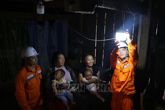 Người dân bản Huổi Lính, xã Mường Mô vui mừng khi có điện lưới Quốc gia. Ảnh: Nguyễn Oanh - TTXVN