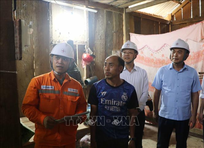 Cán bộ Điện lực Lai Châu hướng dẫn người dân bản Huổi Lính, xã Mường Mô, sử dụng điện. Ảnh: Nguyễn Oanh - TTXVN