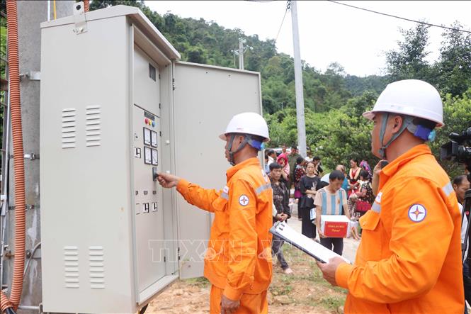 Cán bộ Điện lực Lai Châu kiểm tra kỹ thuật tại trạm biến áp Huổi Lính. Ảnh: Nguyễn Oanh - TTXVN