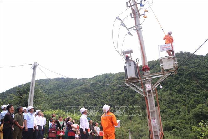 Nhân viên điện lực thực hiện đóng điện lưới Quốc gia tại bản Huổi Lính, xã Mường Mô. Ảnh: Nguyễn Oanh - TTXVN