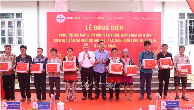 UBND tỉnh Lai Châu tặng quà cho tất cả 67 hộ dân bản Huổi Lính, xã Mường Mô. Ảnh: Nguyễn Oanh - TTXVN