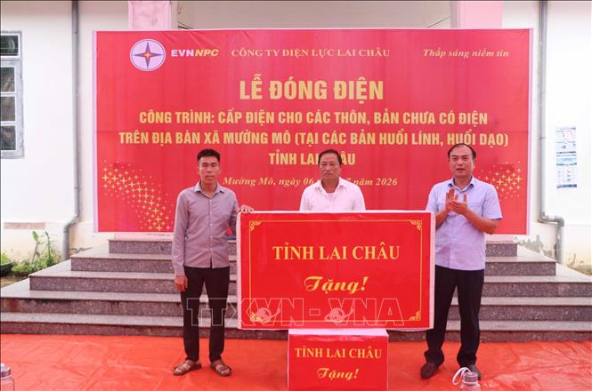UBND tỉnh Lai Châu tặng quà cho bản Huổi Lính, xã Mường Mô. Ảnh: Nguyễn Oanh - TTXVN