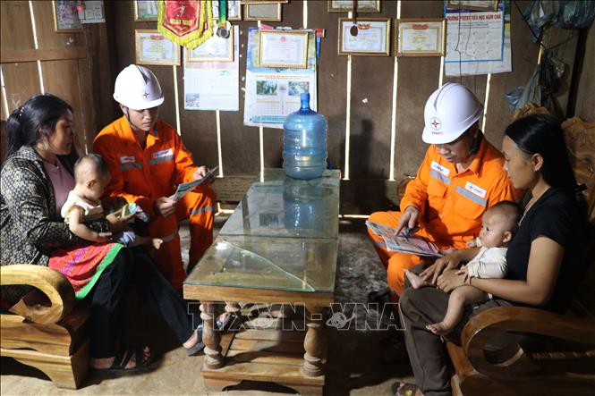 Cán bộ Điện lực Lai Châu hướng dẫn người dân bản Huổi Lính, xã Mường Mô sử dụng điện. Ảnh: Nguyễn Oanh - TTXVN 