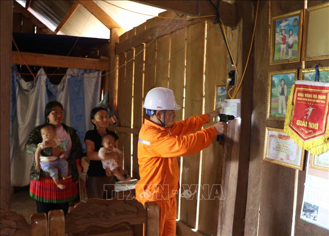 Cán bộ Điện lực Lai Châu lắp bảng điện cho nhà dân tại bản Huổi Lính, xã Mường Mô. Ảnh: Nguyễn Oanh - TTXVN