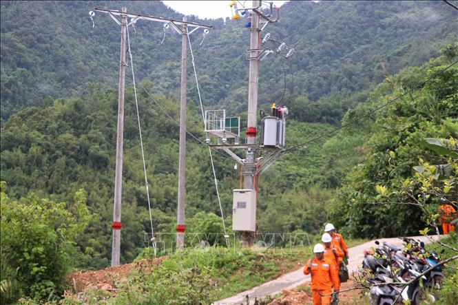 Sau 6 tháng thi công, bản Huổi Lính đã được đóng điện. Ảnh: Nguyễn Oanh - TTXVN