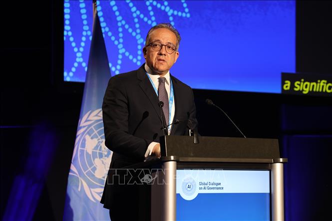 Tổng Giám đốc UNESCO Khaled El-Enany nêu bật những hiệu quả mà AI mang lại. Ảnh: Anh Hiển - PV TTXVN tại Thụy Sĩ 