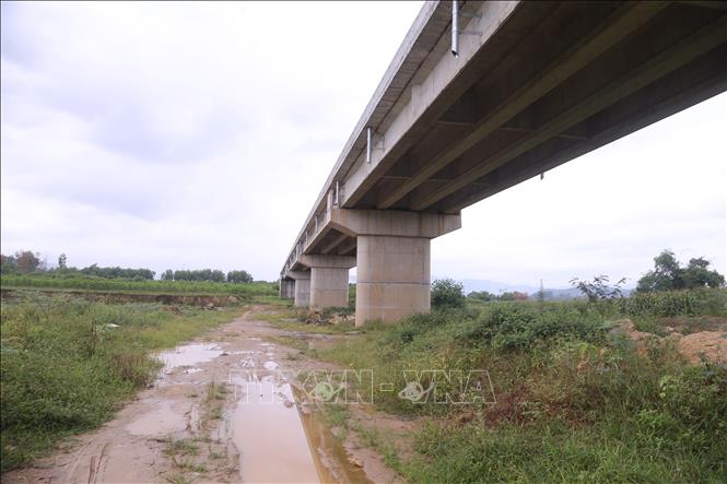 Cầu Mô Vĩnh bắc qua sông Rộ thiếu dường dẫn kết nối nên chưa thể đưa vào khai thác sử dụng. Ảnh: Trịnh Duy Hưng - TTXVN