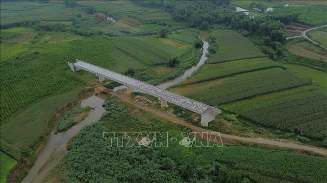 Cầu Mô Vĩnh bắc qua sông Rộ thiếu dường dẫn kết nối nên chưa thể đưa vào khai thác sử dụng. Ảnh: Trịnh Duy Hưng - TTXVN