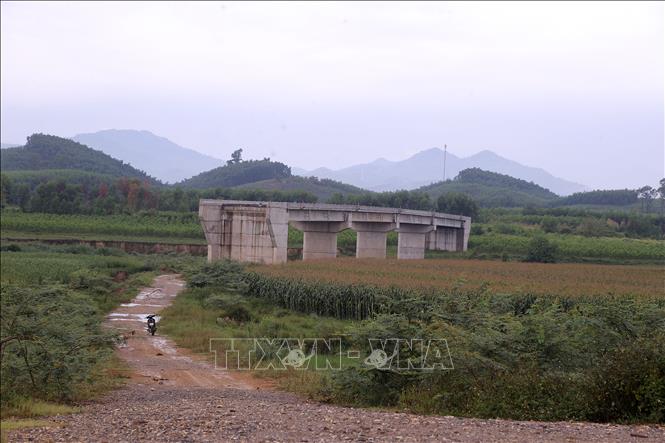 Cầu Mô Vĩnh bắc qua sông Rộ thiếu dường dẫn kết nối nên chưa thể đưa vào khai thác sử dụng. Ảnh: Trịnh Duy Hưng - TTXVN