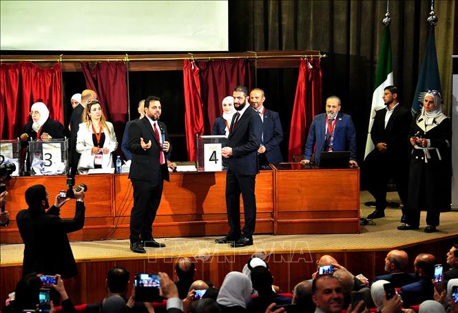 Tổng thống Syria Ahmed al-Sharaa (phải, phía trước) bỏ phiếu bầu cơ quan lập pháp mới ở thủ đô Damascus. Ảnh: THX/TTXVN phát