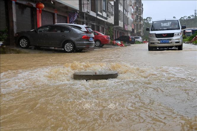 Ngập lụt do mưa lớn gây ra bởi bão Maysak ở đô thị Phòng Thành Cảng thuộc Khu tự trị dân tộc Choang Quảng Tây, Trung Quốc ngày 5/7/2026. Ảnh: THX/TTXVN phát
