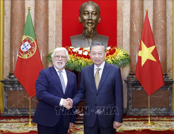 Tổng Bí thư, Chủ tịch nước Tô Lâm và Đại sứ Bồ Đào Nha Joaquim Alberto De Sousa Moreira De Lemos. Ảnh: Thống Nhất – TTXVN