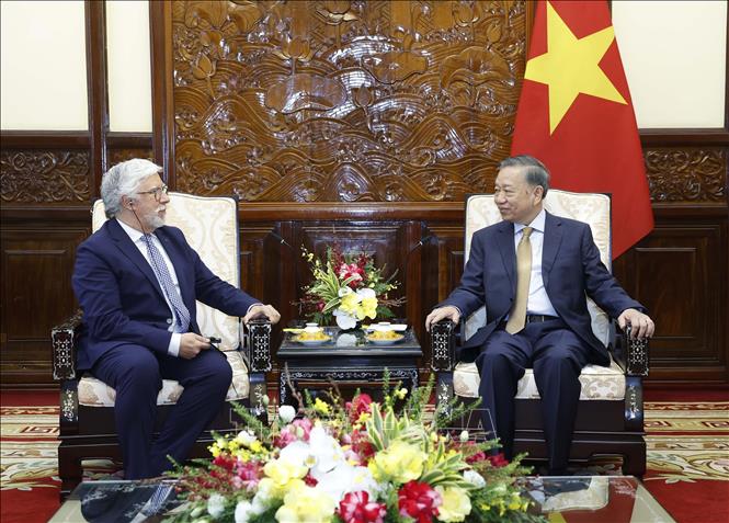 Tổng Bí thư, Chủ tịch nước Tô Lâm và Đại sứ Bồ Đào Nha Joaquim Alberto De Sousa Moreira De Lemos. Ảnh: Thống Nhất – TTXVN