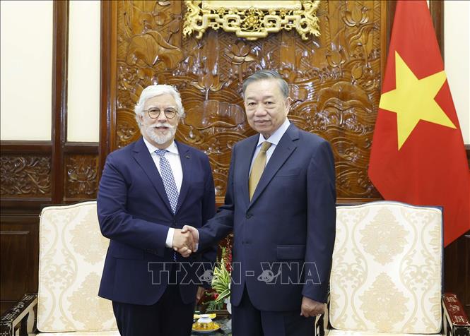 Tổng Bí thư, Chủ tịch nước Tô Lâm và Đại sứ Bồ Đào Nha Joaquim Alberto De Sousa Moreira De Lemos. Ảnh: Thống Nhất – TTXVN