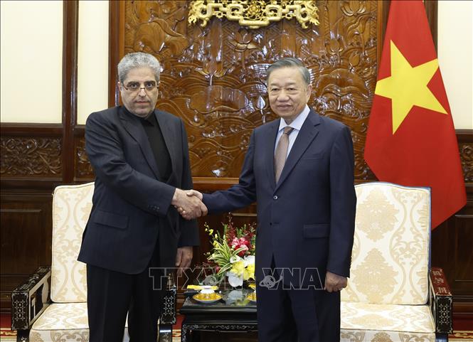 Tổng Bí thư, Chủ tịch nước Tô Lâm với Đại sứ Cộng hòa Hồi giáo Iran Akbar Ghasemi Ali Abadi. Ảnh: Thống Nhất – TTXVN