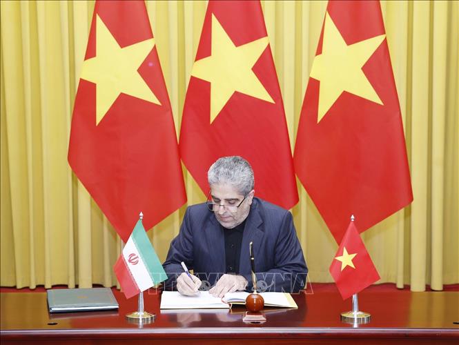 Đại sứ Cộng hòa Hồi giáo Iran Akbar Ghasemi Ali Abadi ghi lưu bút. Ảnh: Thống Nhất – TTXVN