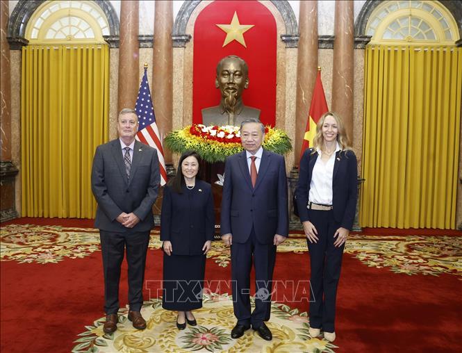 Tổng Bí thư, Chủ tịch nước Tô Lâm, Đại sứ Hợp chúng quốc Hoa Kỳ Jennifer Wicks McNamara và các đại biểu. Ảnh: Thống Nhất – TTXVN