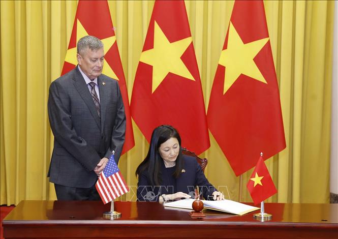 Đại sứ Hợp chúng quốc Hoa Kỳ Jennifer Wicks McNamara ghi lưu bút. Ảnh: Thống Nhất – TTXVN