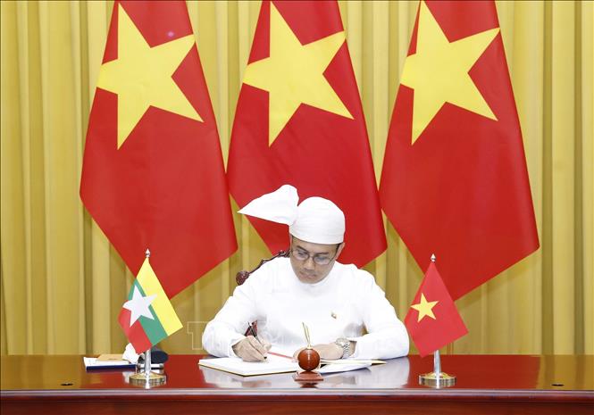  Đại sứ Cộng hòa Liên bang Myanmar Wai Linn ghi lưu bút. Ảnh: Thống Nhất – TTXVN