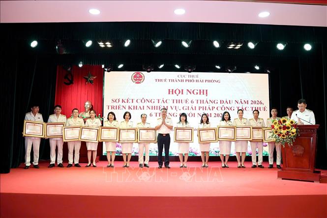 Lãnh đạo ngành Thuế trao Bằng khen của Thủ tướng Chính phủ cho 14 cá nhân. Ảnh: Hoàng Ngọc – TTXVN