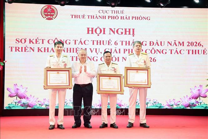 Chủ tịch UBND thành phố Hải Phòng Đỗ Thành Trung trao Huân chương Lao động hạng Ba cho 03 cá nhân. Ảnh: Hoàng Ngọc – TTXVN