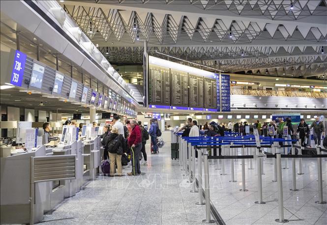 Hành khách tại quầy làm thủ tục ở sân bay Frankfurt, Đức. Ảnh: THX/TTXVN phát